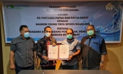 Direktur Utama PDAM Jayapura, Entis Sutisna foto bersama usai penandatanganan kerjasama dengan Akademi Teknik Tirta Wiyata Magelang melalui PD Perpamsi Papua dan Papua Barat Maret 2021