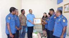 Penyerahan Piagam Kepada PDAM Jayapura Oleh Bidang Pemadam Kebakaran Kota Jayapura