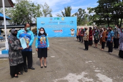 Penyerahkan penghargaan pengabdian pegawai 30 tahun