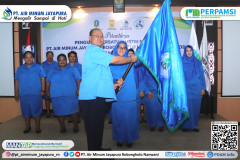 Direktur Utama Dr. H. Entis Sutisna, SE, MM, CGRM bersama menyerahkan pataka kepada Ketua Persatuan Istri Pegawai Air Minum (PIPAM) Jayapura Hj. Nurhaini Sutisna.