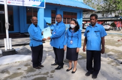 Penyerahan SK Pensiun kepada Kepala UPP Waena Yohan Wanggai, SE oleh Direksi & disaksikan seluruh pegawai PDAM Jayapura.