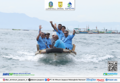 Direktur Teknik Yan Nasadit, ST bersama manajer teknis dalam perjalanan meninjau rencana instalasi jaringan perpipaan bagi warga Pulau Kosong, Kampung Tahima Soroma.