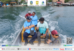 Direktur Utama PTAM Jayapura Dr. H. Entis Sutisna, SE, MM, CGRM mendampingi Ketua DPRD Kota Jayapura Abisai Rollo, SH, MH tinjau rencana instalasi jaringan perpipaan warga Pulau Kosong.